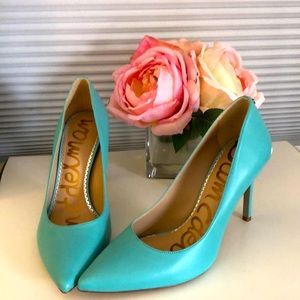 Turquoise leather pumps